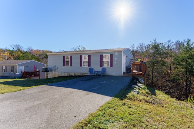 manufactured / mobile home featuring a front lawn