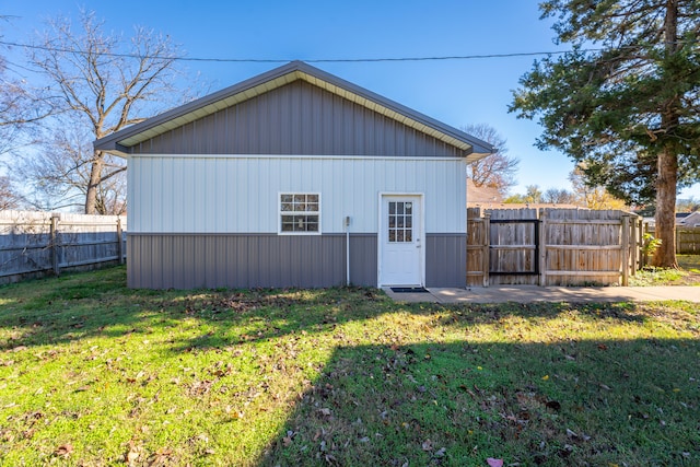 back of house featuring a yard