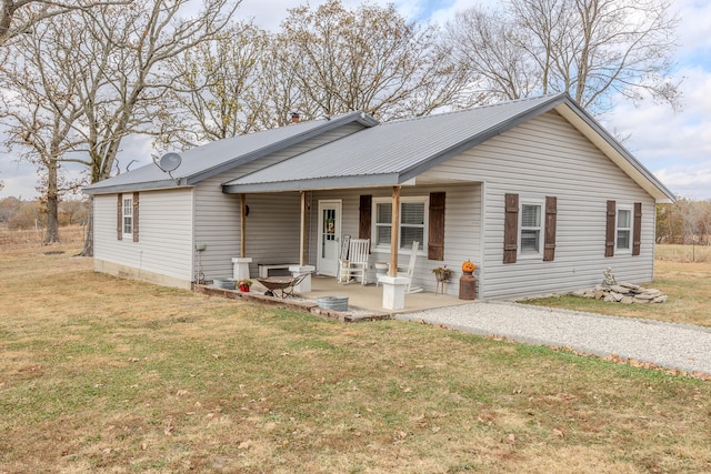 single story home featuring a porch and a front lawn