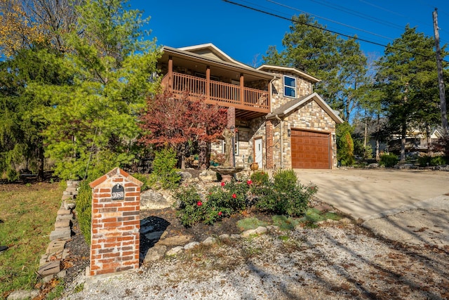 view of front property featuring a balcony