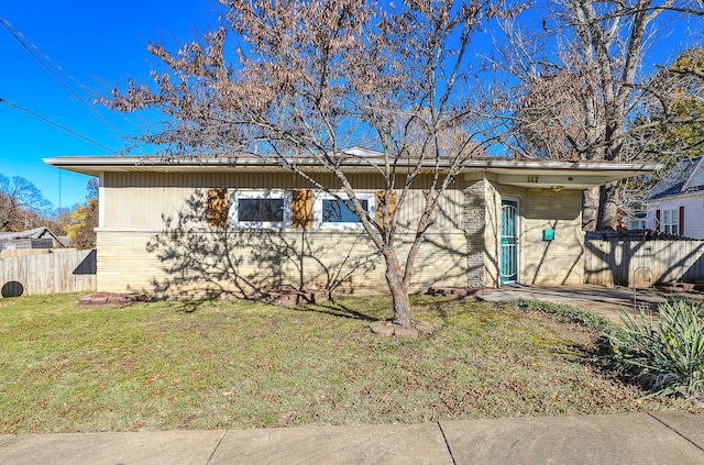 view of front of property with a front yard