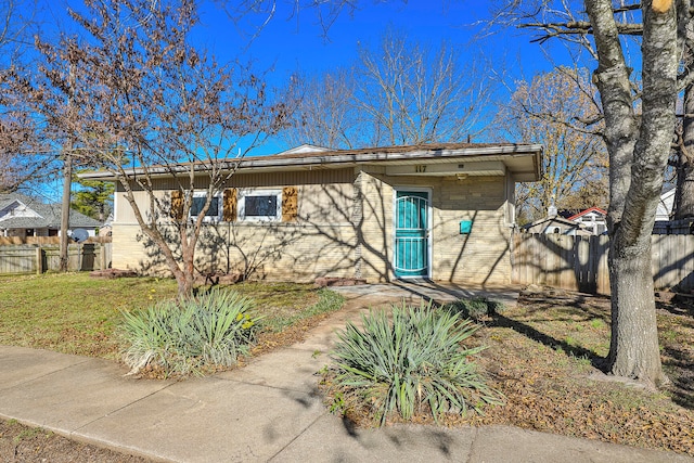 view of front of home featuring a front lawn