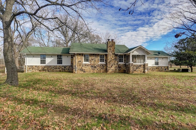 single story home with a front lawn