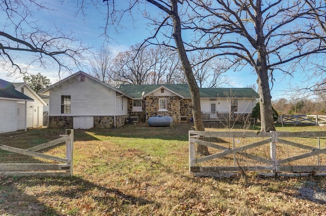 view of front of property featuring a front yard