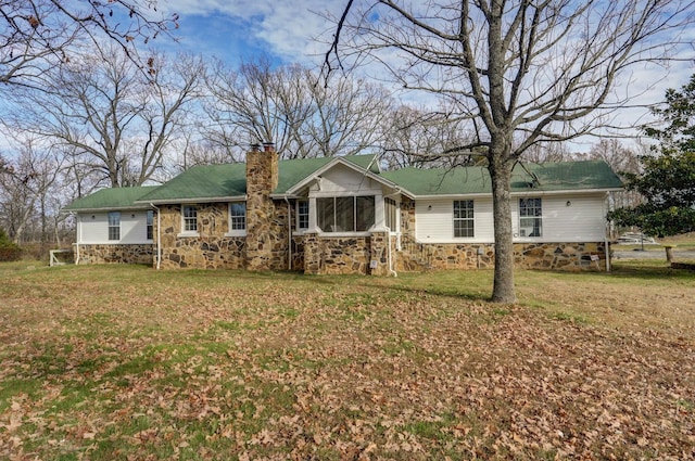 ranch-style home with a front yard