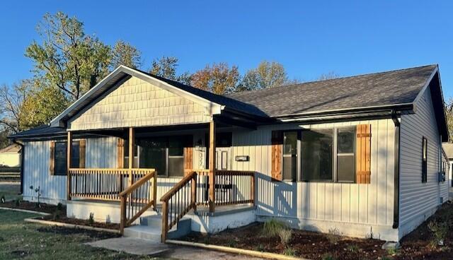 view of front of property featuring a porch