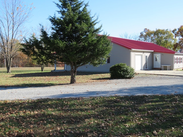 view of front facade featuring a front yard