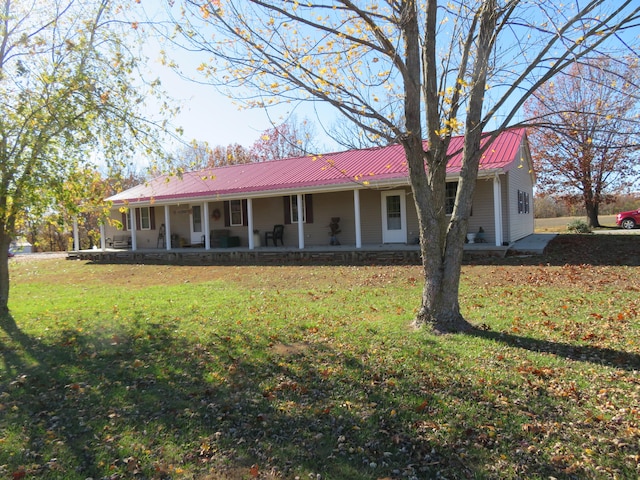 ranch-style home with a front lawn and a porch