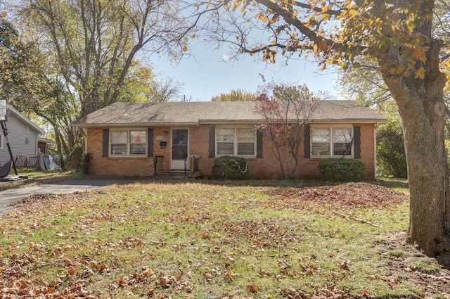 ranch-style house with entry steps, brick siding, and a front lawn