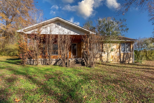 view of front of home featuring a front lawn