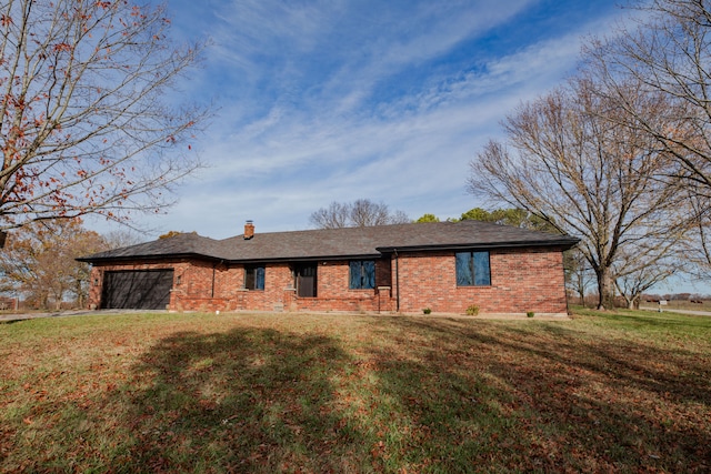 ranch-style home featuring a front lawn and a garage