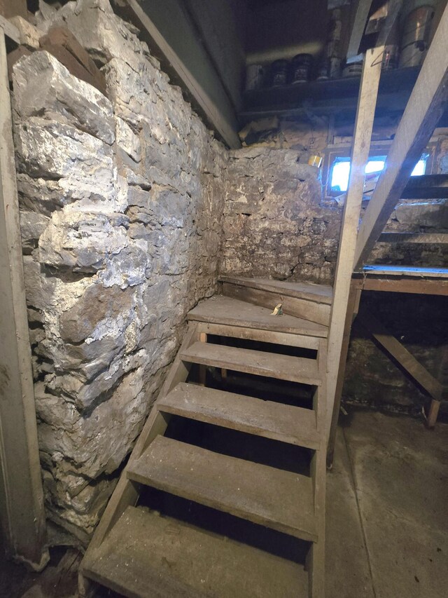 106 N Main St, Greenfield, MO 65661 - view of staircase