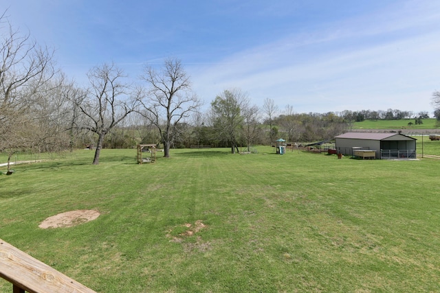 view of yard featuring an outbuilding