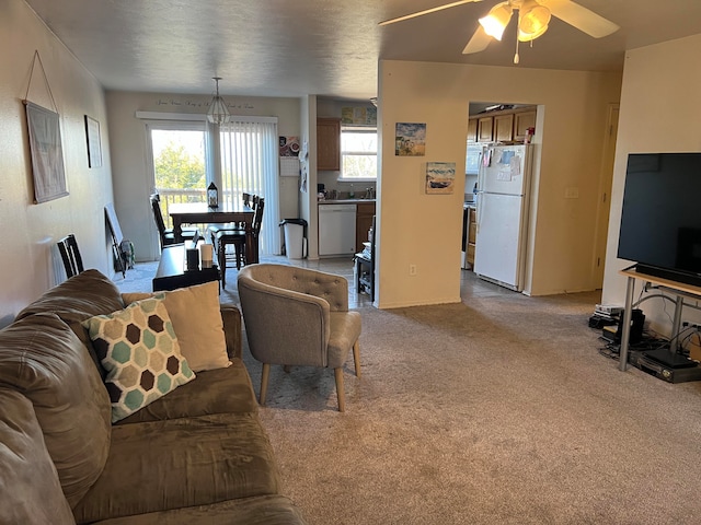 carpeted living room featuring ceiling fan