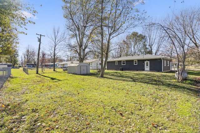 view of yard featuring a shed