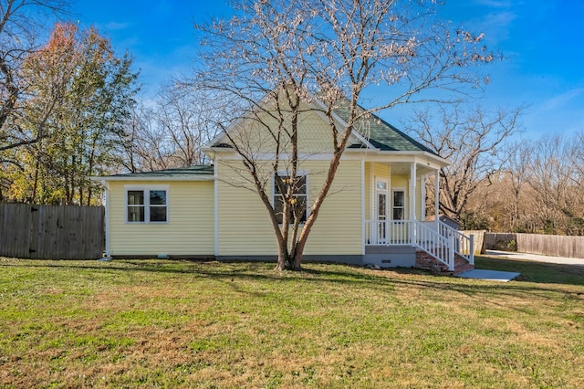 view of front facade with a front yard