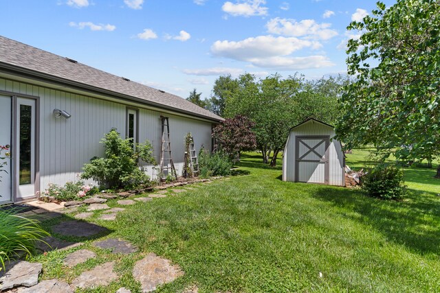 view of yard featuring a storage shed