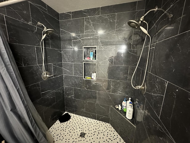 bathroom featuring a shower with shower curtain