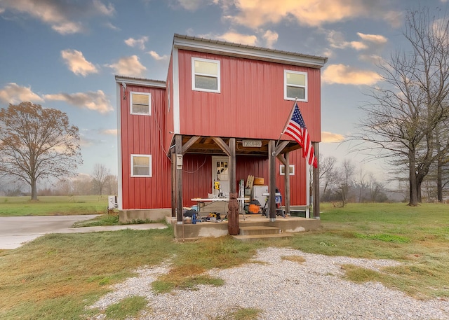 view of front of home featuring a lawn