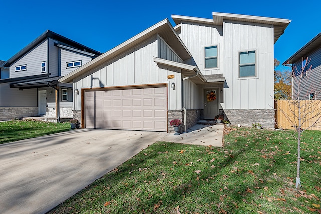 view of front of property featuring a front lawn and a garage