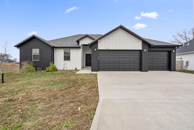 view of front facade featuring a front yard and a garage