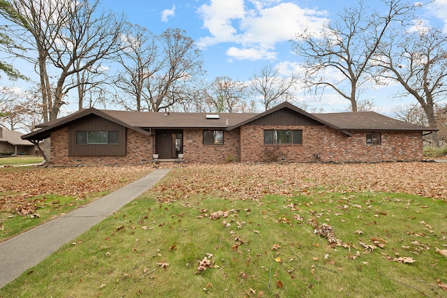 ranch-style home featuring a front lawn