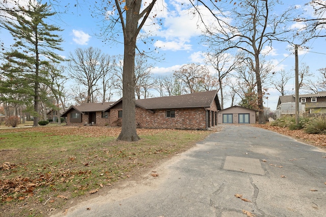 view of front of home featuring a front yard