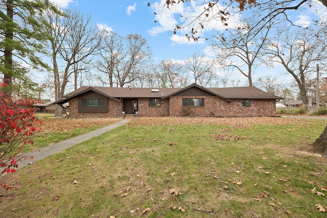 ranch-style house featuring a front yard