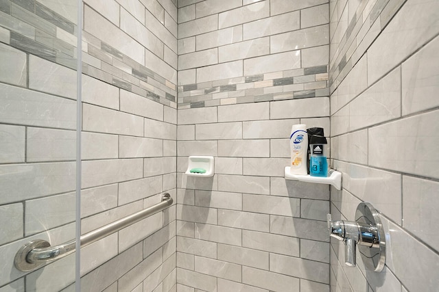 bathroom featuring a tile shower