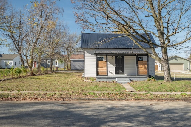 view of front of property featuring covered porch and a front yard