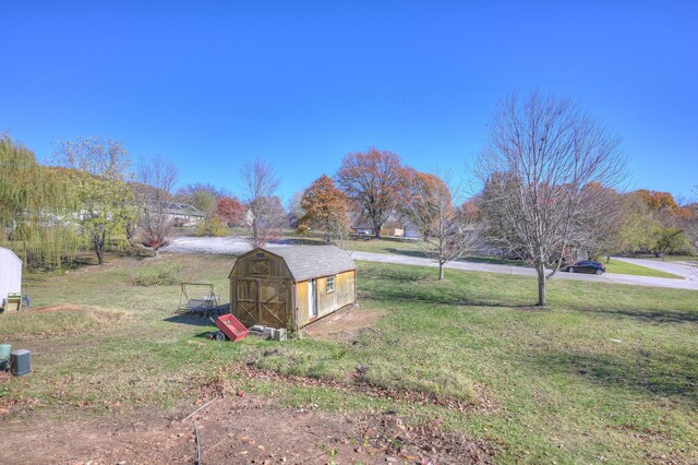 view of yard featuring a storage shed