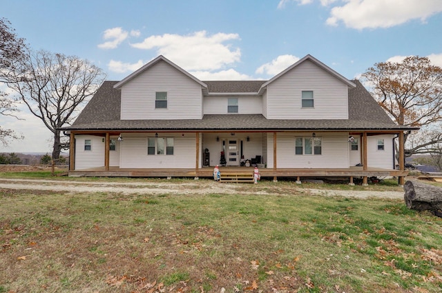 farmhouse-style home featuring a front yard