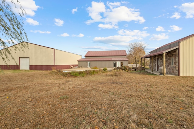 view of yard with an outdoor structure