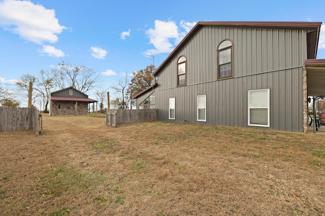 back of house featuring a lawn