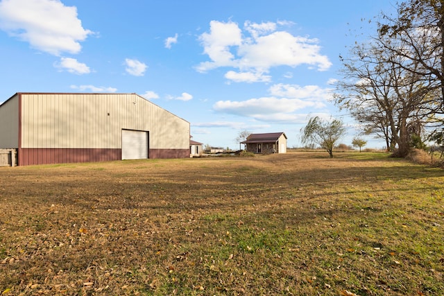 view of yard featuring an outbuilding