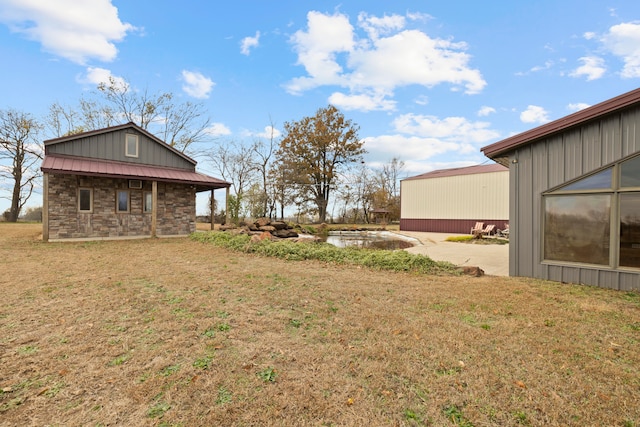 view of yard featuring an outbuilding