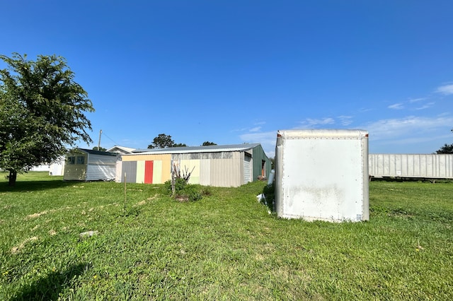 view of yard featuring an outbuilding