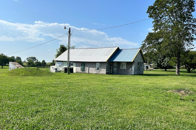 view of front of house with a front lawn