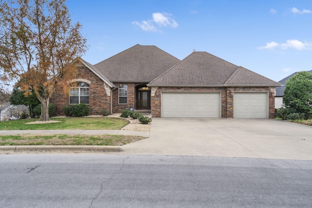 view of front of home featuring a front lawn and a garage