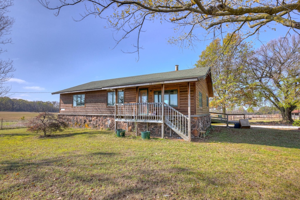 view of front of home featuring a front lawn