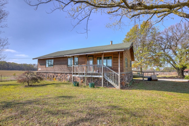 view of front of home featuring a front lawn