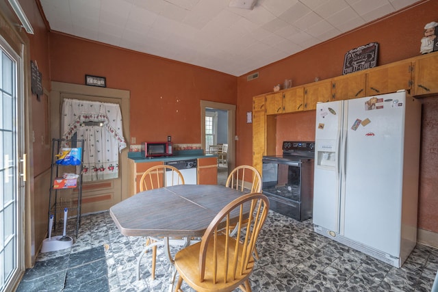 dining space with ornamental molding