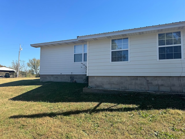 view of side of property featuring a lawn