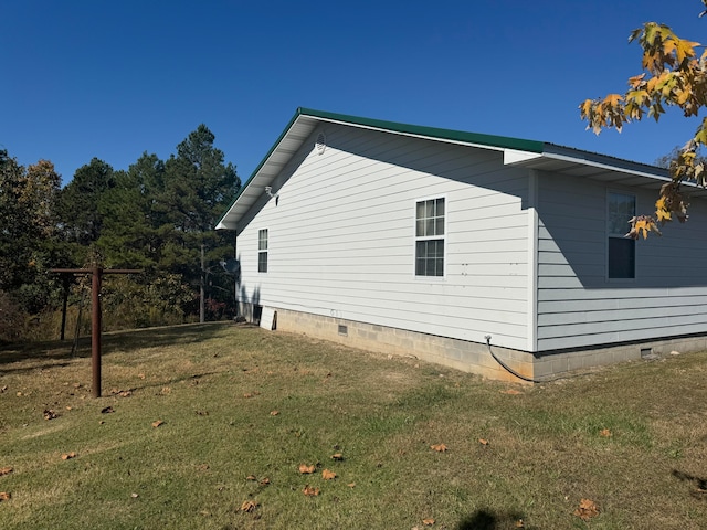 view of side of property featuring a lawn