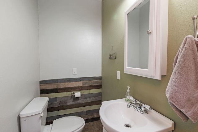 bathroom featuring toilet and sink