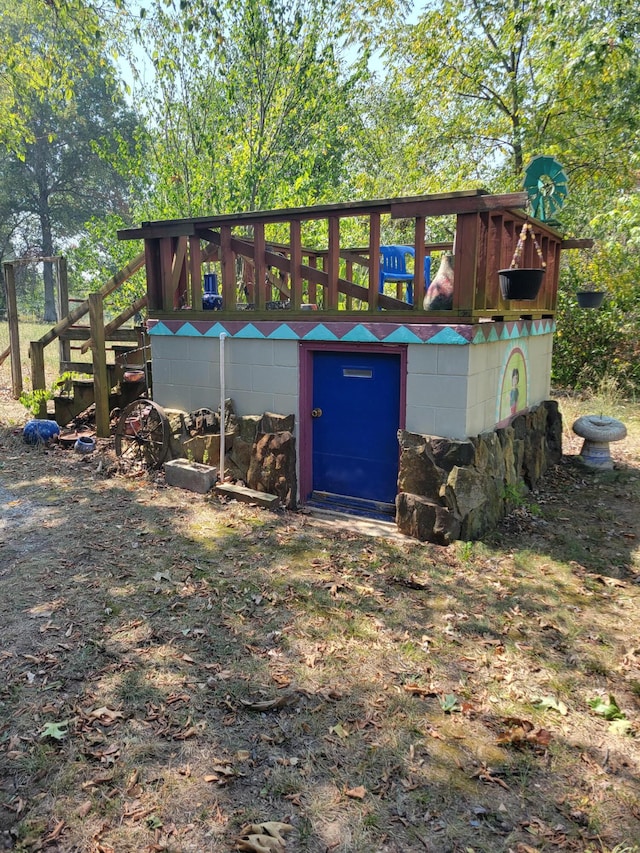 view of outdoor structure featuring an outbuilding