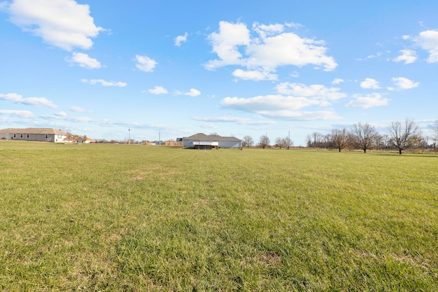 view of yard featuring a rural view