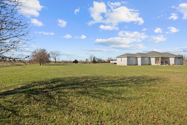 view of yard featuring a rural view