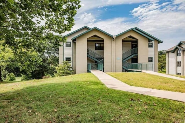 view of front of house featuring a front yard