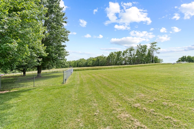 view of yard featuring a rural view